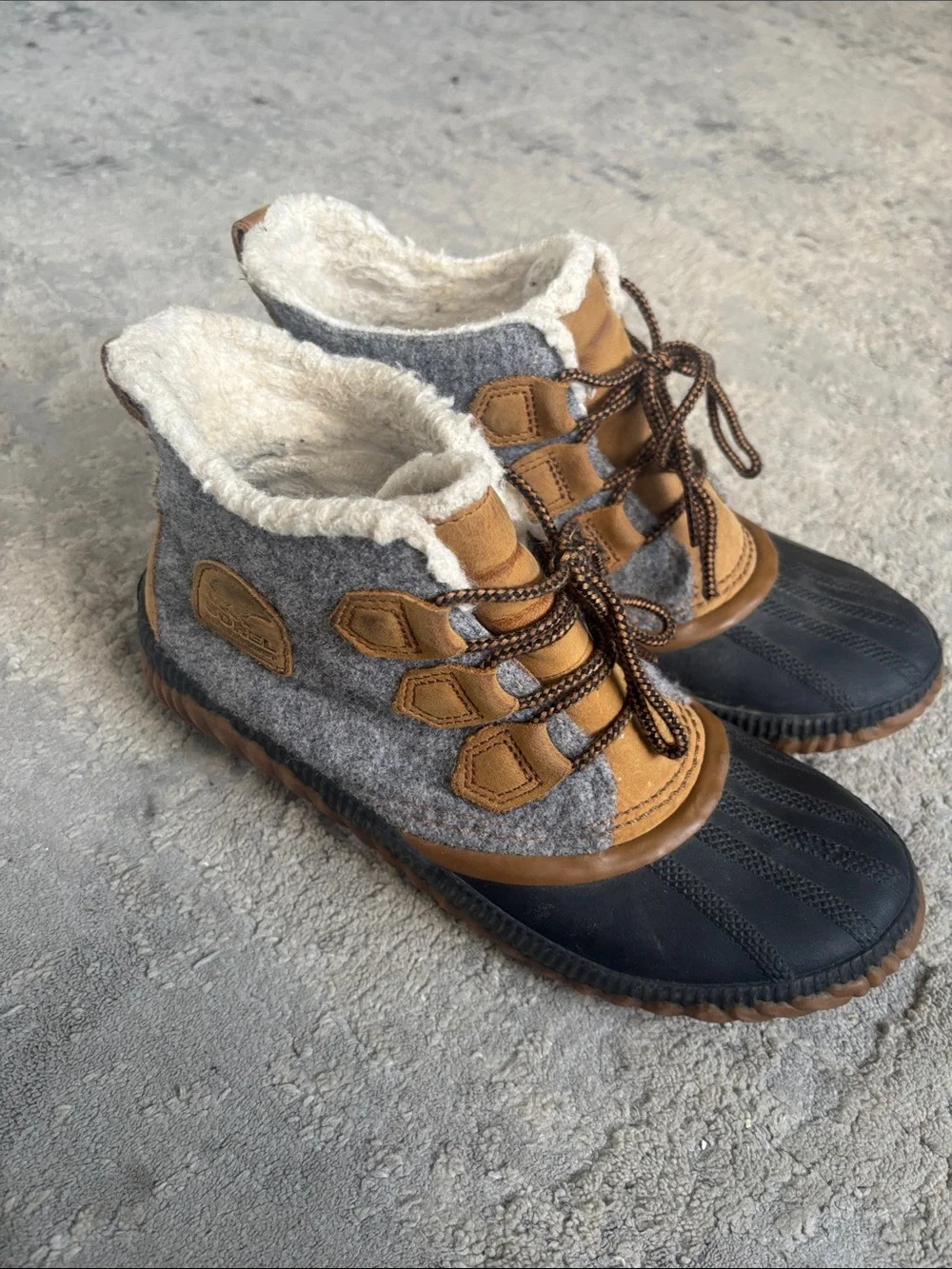 Sorel short lace